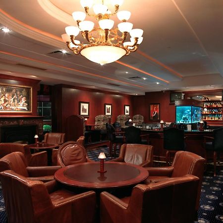 Chateau Louis Hotel & Conference Centre Едмънтън Екстериор снимка