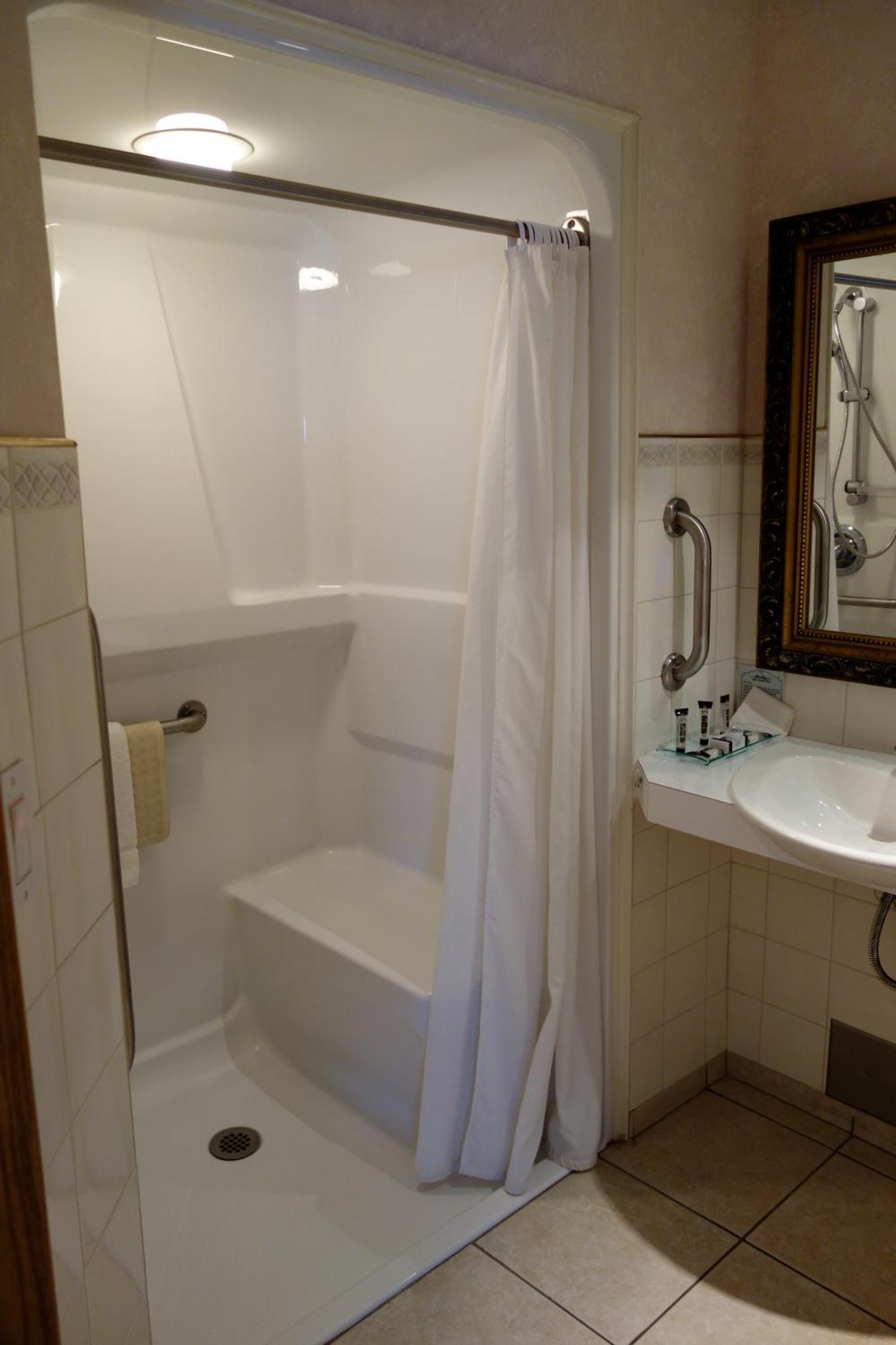 Chateau Louis Hotel & Conference Centre Едмънтън Екстериор снимка