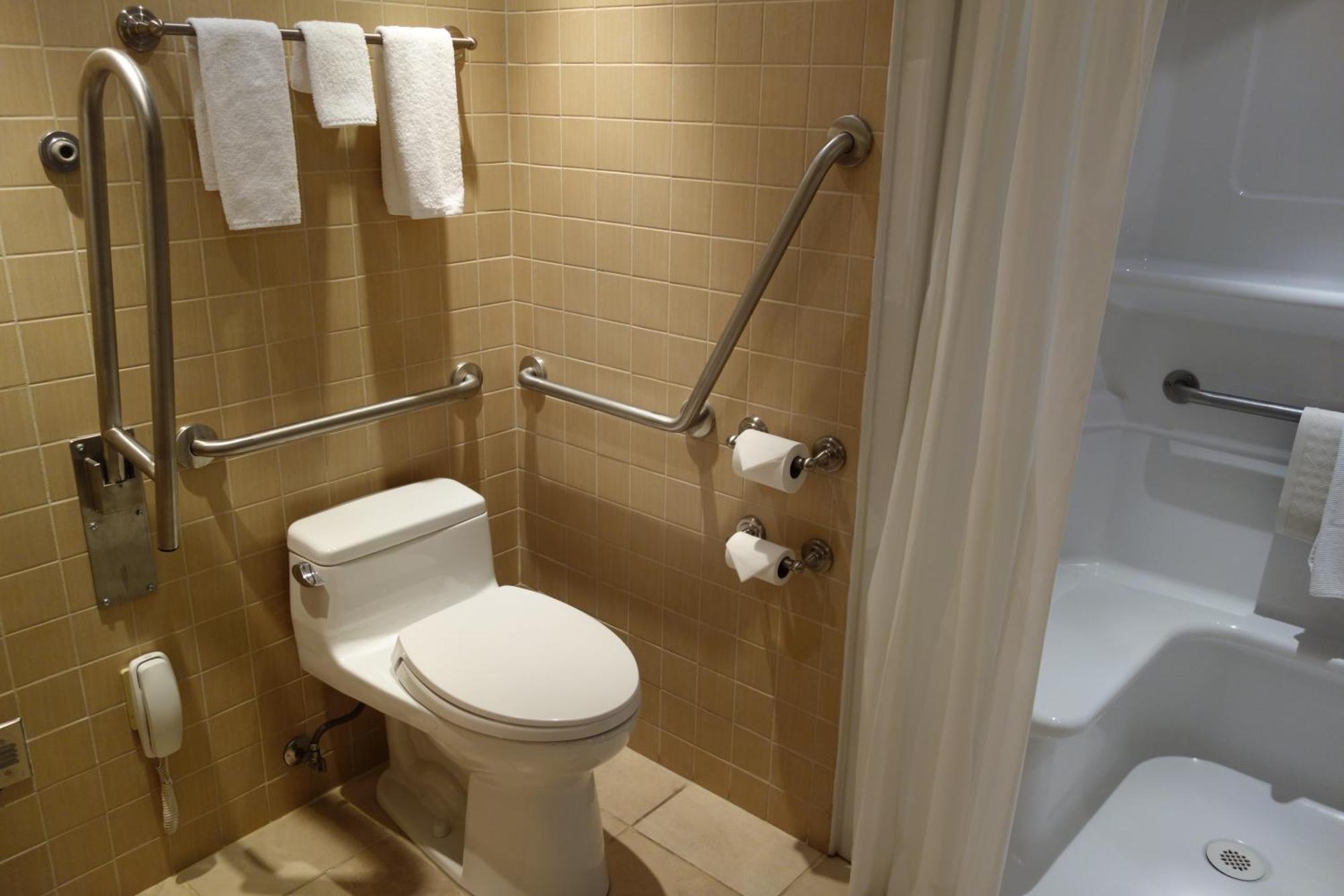 Chateau Louis Hotel & Conference Centre Едмънтън Екстериор снимка