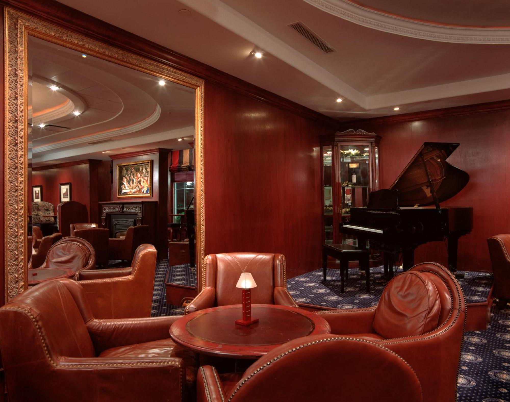 Chateau Louis Hotel & Conference Centre Едмънтън Екстериор снимка