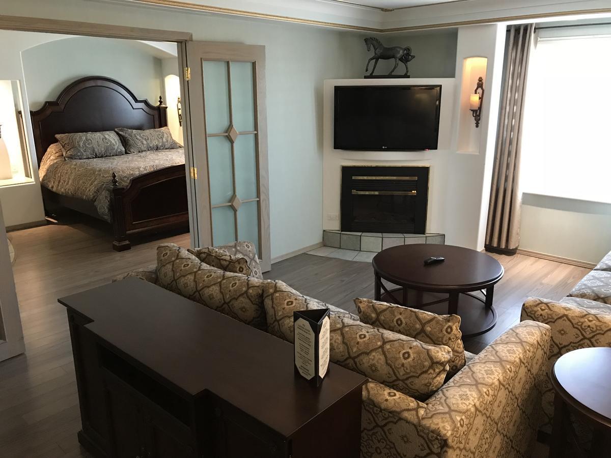Chateau Louis Hotel & Conference Centre Едмънтън Екстериор снимка