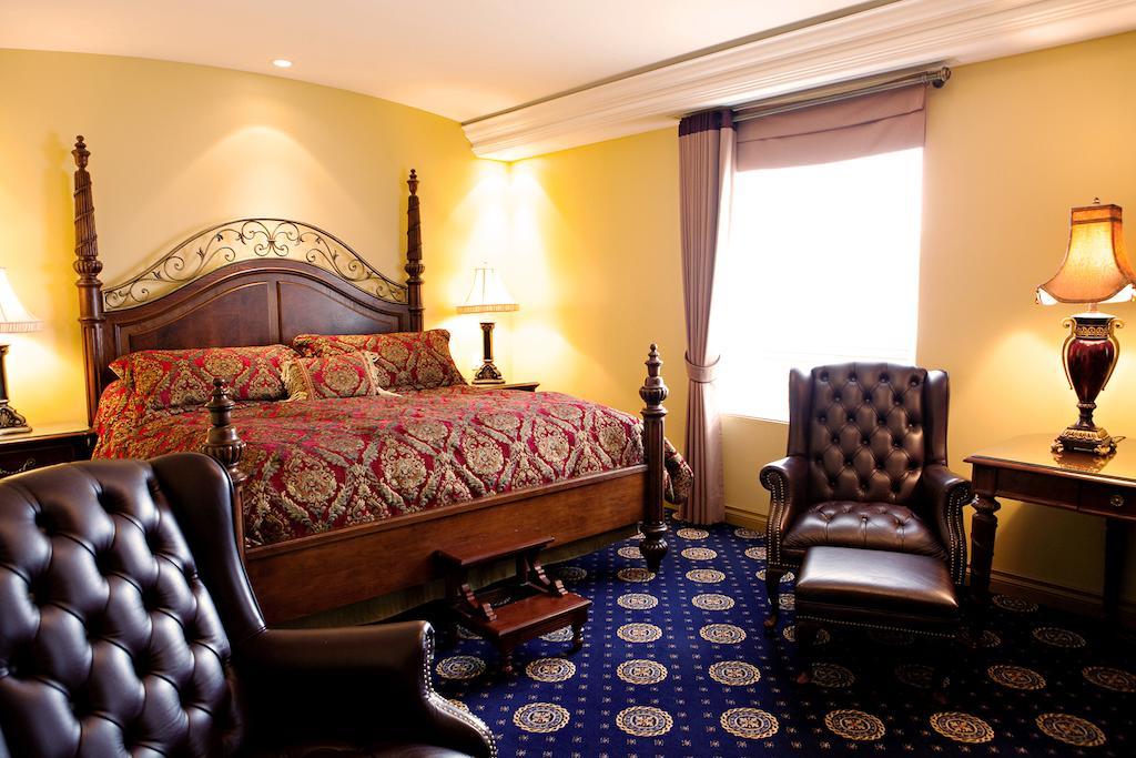 Chateau Louis Hotel & Conference Centre Едмънтън Екстериор снимка