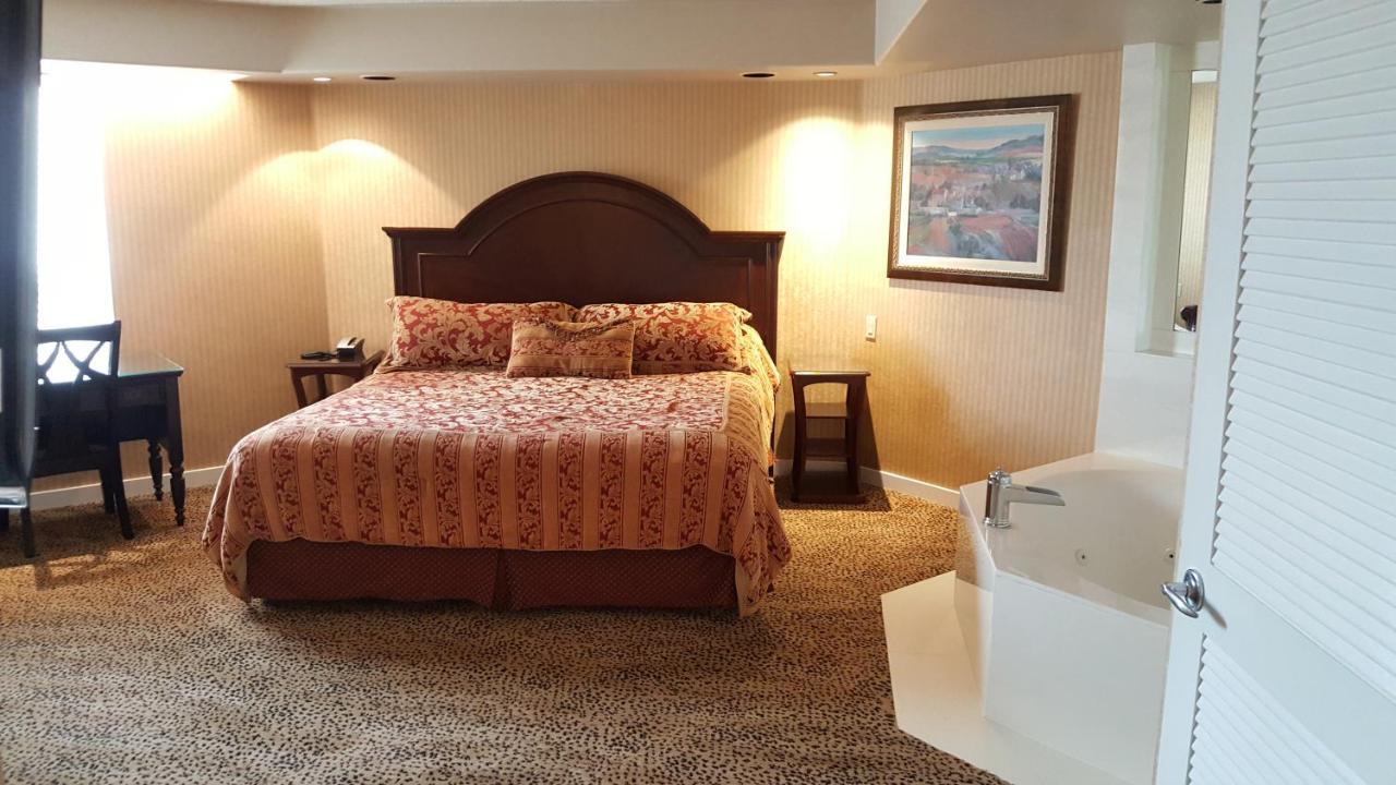 Chateau Louis Hotel & Conference Centre Едмънтън Екстериор снимка