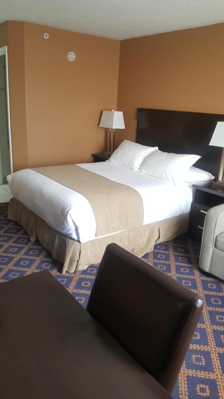 Chateau Louis Hotel & Conference Centre Едмънтън Екстериор снимка