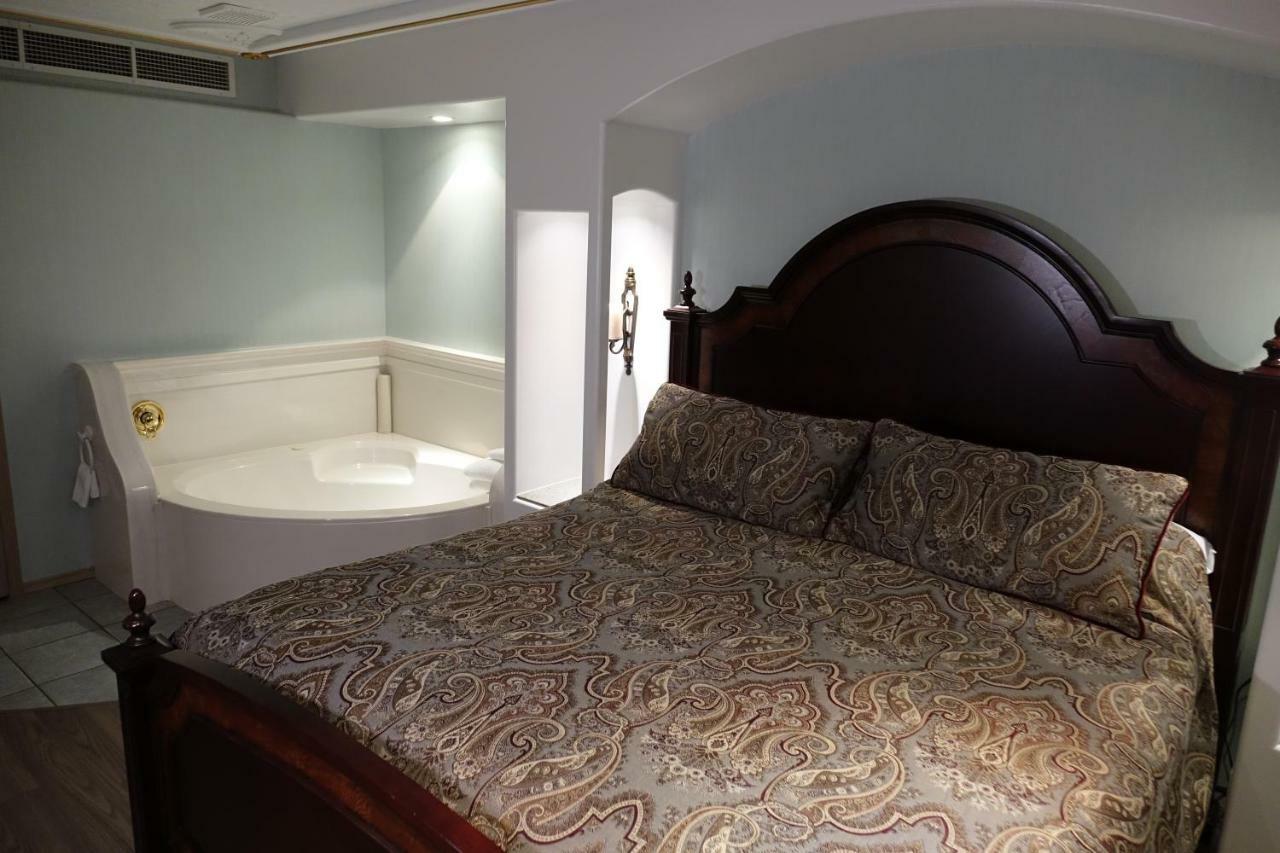 Chateau Louis Hotel & Conference Centre Едмънтън Екстериор снимка