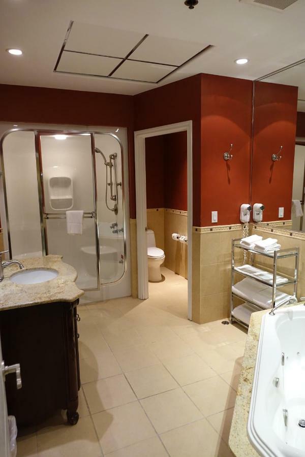 Chateau Louis Hotel & Conference Centre Едмънтън Екстериор снимка