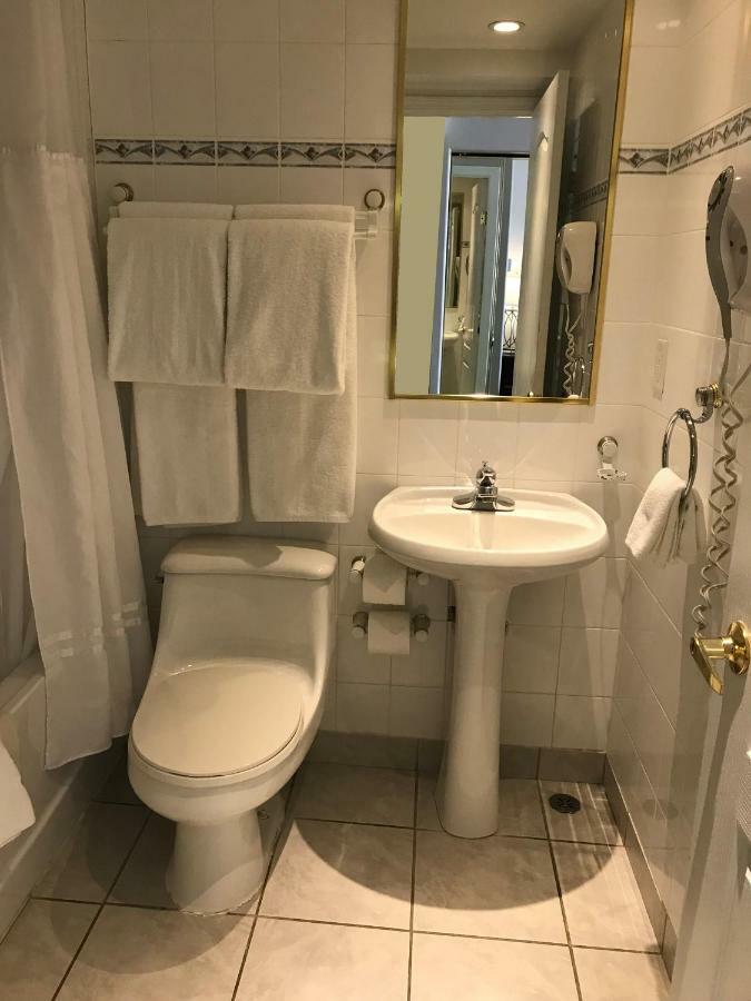 Chateau Louis Hotel & Conference Centre Едмънтън Екстериор снимка