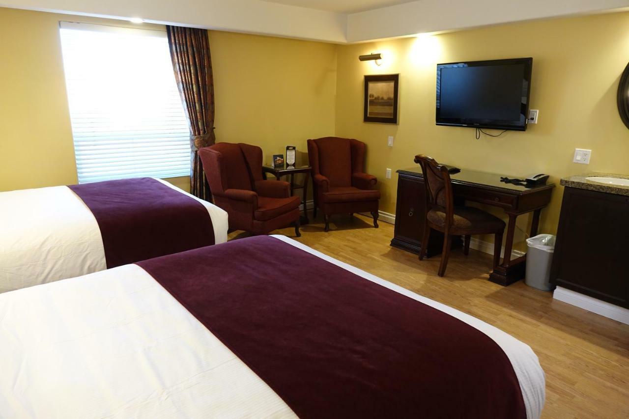 Chateau Louis Hotel & Conference Centre Едмънтън Екстериор снимка