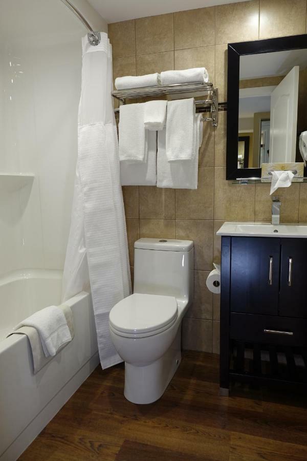 Chateau Louis Hotel & Conference Centre Едмънтън Екстериор снимка