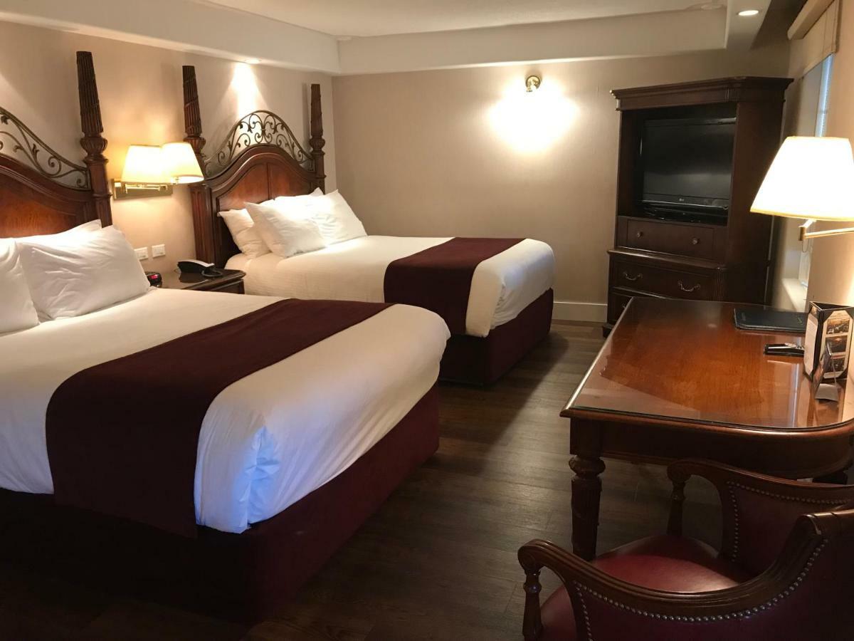 Chateau Louis Hotel & Conference Centre Едмънтън Екстериор снимка