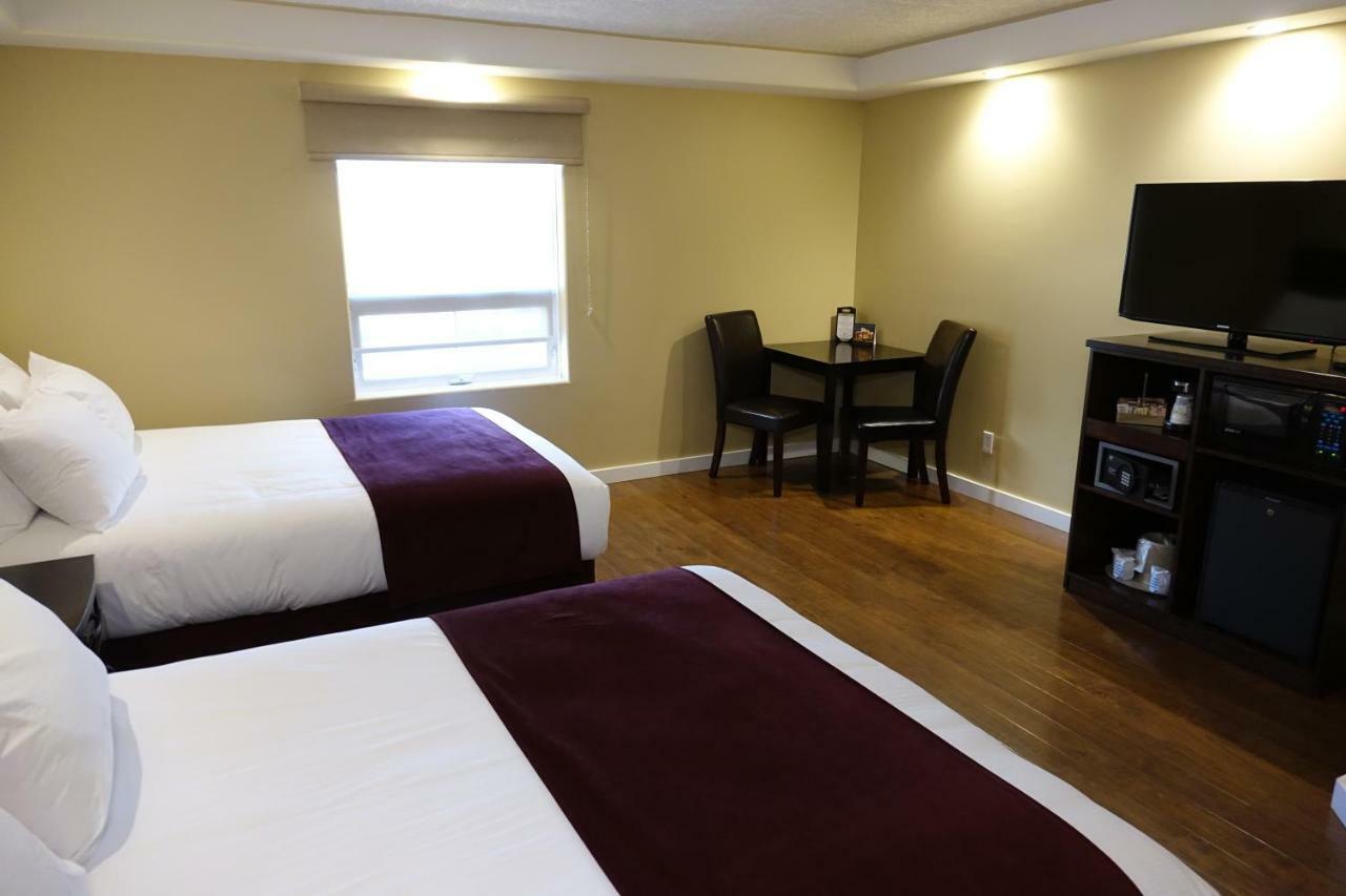 Chateau Louis Hotel & Conference Centre Едмънтън Екстериор снимка